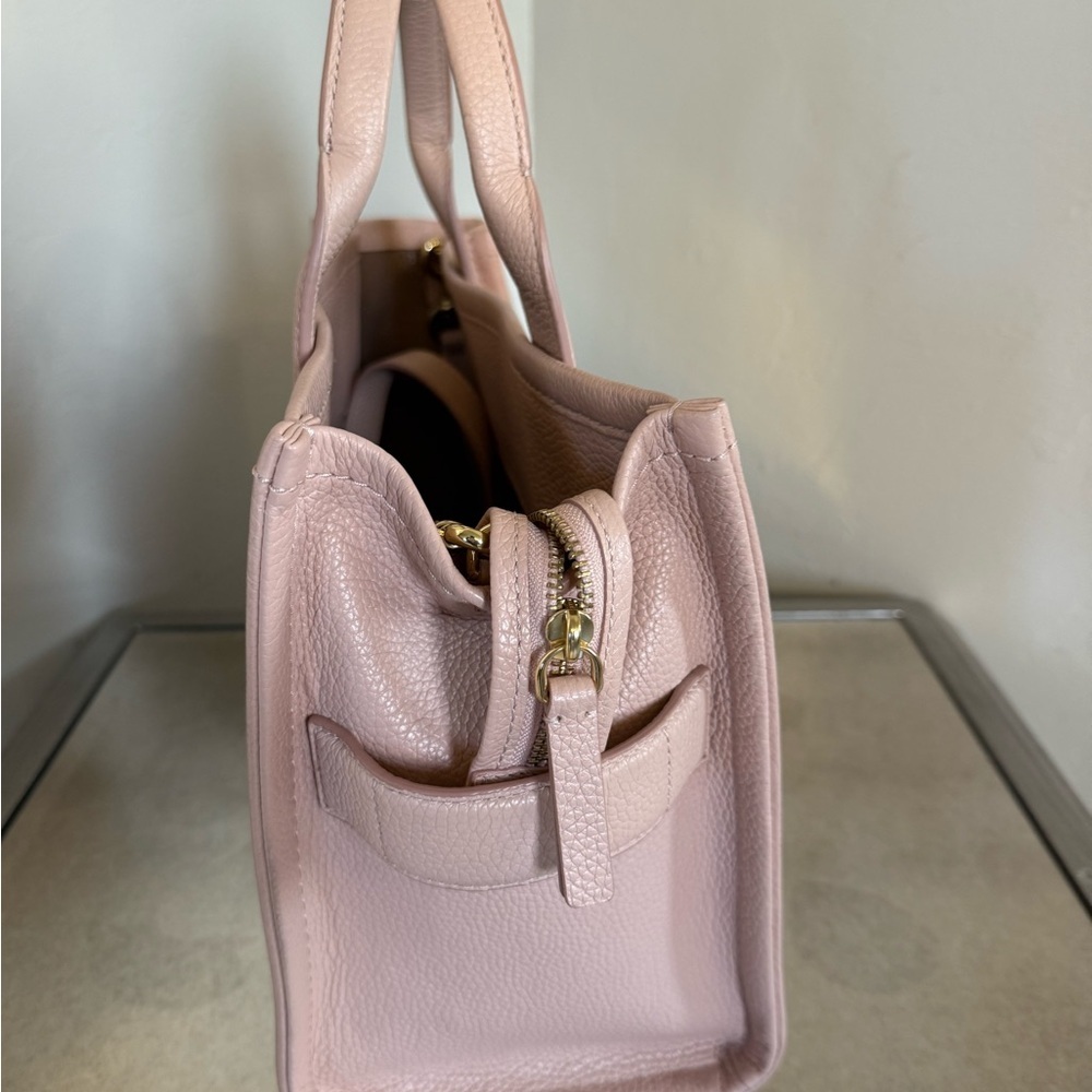 Auth Marc Jacobs Women's
The Leather Medium Tote In Rose - Picture 3 of 10